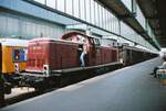 Welch ein langer Zug im Hauptbahnhof Stuttgart, gezogen von  DB-Lok 290 228-6!  Datum: 31.05.1984 