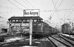 Stuttgart HBF__110 190-6 mit Personenzug fährt ein.__29-12-1976