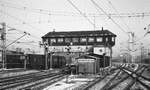 Stuttgart HBF__110 456-1 mit Behelfspackwagen passiert das (Reiter-)Stellwerk Nr.2.__29-12-1976