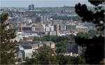 Der Hauptbahnhof inmitten der Stadt -     Blick vom Aussichtpunkt Haigst auf Stuttgart mit dem Hauptbahnhof in Bildmitte.