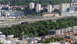 Längenvergleich - 

Der aus dem Stuttgarter Hauptbahnhof in Richtung Ludwigsburg ausfahrende Velaro hat eine Gesamtlänge von ca. 400 m, während der in der Haltestelle Budapester Straße stehend Stadtbahnzug der Linie U12 etwa 80 m lang ist.

Links unnten hinter dem Kran ist das Stuttgarter Planetarium zu sehen. Etwa weiter rechts handelt es sich bei dem abgerundeten Betongebäude um das Entrauchungsbauwerk am Südkopf des neuen Hauptbahnhofes.

09.07.2024 (M)