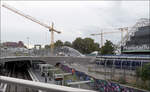 Der Südausgang des neuen Stuttgarter Hauptbahnhofes - 

... entsteht direkt an der neuen Stadtbahnhaltestelle Staatsgalerie, die direkt am Planetarium liegt. In Bildmitte ist die im Bau befindliche Gitterschale zu sehen, die den Eingang zum neuen Hauptbahnhof im Bereich des Südkopfes darstellt. Weitere Zugangsbauwerke mit Gitterschalen werden im mittleren Bahnsteigbereich neben dem Bahnhofsturm und dort auf der gegenüberliegenden Seite, sowie im Bereich des nördlichen Endes der Bahnsteige auf dem Bahnsteigdach entstehen.

Die Stadtbahnstation Staatsgalerie könnte man mit dem Zusatz 'Hauptbahnhof-Süd' versehen. Durch den neuen Zugang an dieser Station, kann jetzt von allen durch die Innenstadt verlaufenden Stadtbahnlinien (U1, U2, U4, U5, U6, U7, U9, U12, U14 und U15) der Hauptbahnhof umsteigefrei erreicht werden.

16.10.2024 (M)