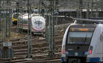 Vorfeld-Momentaufnahmen - 

Gerade als der hintere Steuerwagen des ICE 3 zwischen den Masten plaziert war, gab die S2 nach Filderstadt den Blick frei auf die Lücke.

Stuttgart-Hbf, 10.01.2025 (M)