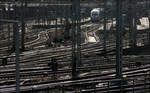 Gleise im Streiflicht - 

... und ein Velaro D am Bahnsteig des Gleis 7 im Stuttgarter Hauptbahnhof.

10.01.2025 (M)