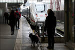 Reisende und Abholende - 

... am Ende von Gleis 16 im Stuttgarter Hauptbahnhof mit einem ICE 4 nach München.

15.01.2025 (M)(