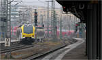 Und im Hintergrund tummelt sich viel Verkehrsrotes - 

Der in den Stuttgarter Hauptbahnhof auf Gleis 14 einfahrende Flirt 3 als MEX 13 nach Aalen setzt einen wohltuenden Farbkontrast zu dem vielen Rot dahinten. 
Die obere S-Bahn kommt aus Richtung Feuerbach, die unter fährt als S3 nach Backnang und rechts noch ein einfahrende Dosto.

15.01.2025 (M)
