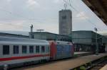 Das Wahrzeichen des Stuttgarter Hauptbahnhofs, der Turm mit  Mercedes-Stern , in der typisch milchigen Sonne des Stuttgarter Talkessels im Sommer 2008.