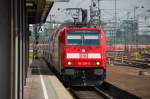 An Gleis 14 erhlt ein Regionalexpress mit 146 220-9 Einfahrt und wird fr die Weiterfahrt nach Karlsruhe bereitgestellt.