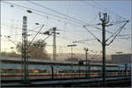 Ästhetik der Oberleitungsanlagen -     Ein Januar-Morgen im Stuttgarter Hauptbahnhof, im Hintergrund der Fernsehturm.