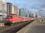 111 147 zieht am 5.2.11 ihren RE in den Hbf Stuttgart.