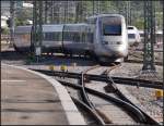 Auf verschlungenen Wegen -     Aufgrund der Gleisveränderungen im Vorfeld des Stuttgarter Hauptbahnhofes wegen Stuttgart 21 muss sich dieser TGV über zahlreiche Kurven seinen Weg zu seinem