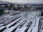 Das Gleisvorfeld des Stuttgarter Hauptbahnhofs am 25.11.2010 vom Bahnhofsturm aus aufgenommen, mit Einschlngelndem ICE und IRE bei der Ausfahrt aus dem Bahnhof.