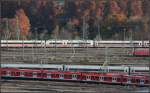 Eine kommt von unten, die anderen bleiben oben -     Drei Bahnen im Vorfeld des Stuttgarter Hauptbahnhofes.