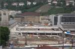 Die Bahnhofsbaugrube -    Quer zu den bisherigen Bahnsteigen entsteht in Stuttgart der neue unterirdische Bahnhof.