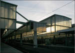 Leuchtkörper -    Die unspektakuläre Bahnsteigüberdachung des Stuttgarter Hauptbahnhofes.