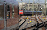 Abfahrt und Bereitstellung -     Während der Zug links gerade den Bahnsteig in Richtung Aalen verlässt, wird der zweite Zug nach Crailsheim gerade bereitgestellt.