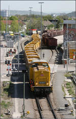 Den Aushub rangieren -    Ein Zug mit Aushub der Tunnelbaustellen schlängelt sich auf der Logistikfläche für Stuttagrt 21 am Nordbahnhof.