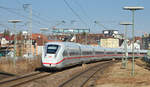 ICE 571 aus Hamburg Hbf erreicht am 05.03.2022 Stuttgart-Zuffenhausen.