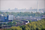 Bahn und Stadtlandschaft -

Blick vom Bahnhofsturm auf das Vorfeld des Stuttgarter Hauptbahnhofes mit dem Abstellbahnhof am Rosensteinpark. Im Hintergrund über den Weinbergen am Neckartalhang die Hochhäuser von Neugereut.

Bei Blick auf die 'aktuell betrachten Bilder' auf der Bahnbilder.de Startseite ist mir diese Aufnahme aufgefallen und habe dann festgestellt, dass sie von Jonas vor schon 13 Jahren gemacht wurde. Da bot es sich an dies neu zu bearbeiten da für derartige Aufnahme die größere Bildgröße doch sehr von Vorteil ist. 

26.04.2011 (J) 