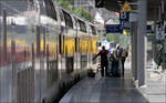 Der gelbe Schimmer auf dem IC nach Zürich - 

... ist nicht durch die hier ebenfalls verkehrende SSB-Stadtbahn bedingt, sondern durch einen Zwei-Wege-Bagger der weiter vorne abgestellt ist.

Bahnhof Stuttgart-Vaihingen mit einem kurz zuvor aus Zürich eingetroffen IC-Doppelstocktriebwagen, der der Hauptbahnhof Stuttgart nicht anfahren kann und hier wendet.

29.07.2024 (M)