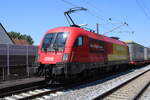 ÖBB Rail Cargo Group 1016 023  Transporeon  mit einem KLV Richtung Würzburg, am 25.06.2024 in Thüngersheim.