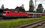 Aus dem Bahnhof Titisee schiebt die 143 640-1 eine RB nach Freiburg Breisgau.