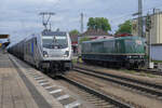 Beinahe 50 Jahre liegen zwischen den beiden Lokomotiven. Links fährt Railpools 187 346 mit einem Kesselwagenzug nach Ingolstadt, rechts wartet die 151 038 der Bayernbahn auf den  Henkelzug  ins Rheinland. Wegen der Streckensperrungen um Nördlingen mußte die 151 038 den Tag in Treuchtlingen verbringen.
Treuchtlingen, Mittwoch, 14. September 2022