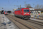 Am Mittwoch, den 8. Februar 2023 durchfährt 187 182 als Leerfahrt von Nürnberg kommend den Bahnhof Treuchtlingen Richtung Ingolstadt. Die Fahrt ging über Gleis 3, auf welchem normal Züge Richtung Nürnberg rollen. So konnte die Lok die auf Gleis 4 wartende Regionalbahn nach München überholen.
Den freundlichen Lokführer möchte ich auf diese Weise grüßen!