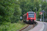 DB Triebwagen der BR 623 ausfahrend im Ueckermünder Stadthafen. Ins Bild mit aufgenommen die Hektometertafel und Spiegelung des Triebwagens. - 08.08.2024