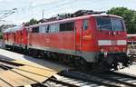 245 006 fährt am 01.06.2019 mit 111 137-6 aus Richtung Stuttgart kommend in den Ulmer Hauptbahnhof ein.