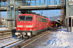 DB 111 169-9 steht am 17.12.2022 an einem winterlichen Morgen mit einem RE5 nach Lindau-Reutin in Ulm Hbf bereit.