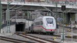 Kurvenreiche Rampe - 

Abstieg eines kurzen ICE 4-Triebzug zur unteren Einfahrt des Albabstiegtunnels der Schnellfahrstrecke Wendlingen - Ulm am Nordkopf des Bahnhofes Ulm.

21.02.2024 (M)