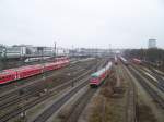 Blick ber den Bahnhof Ulm Hbf. Zusehen ist der ICE-3  Westerland/Sylt  bei der Einfahrt in Ulm Hbf, einige 650er sowie einige 611er, eine 146er bei der Rangierfahrt, und einige Regionalwagen. Aufgenommen am 24.Noveber 2007