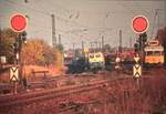 28.09.1990 140 403-7 bei der Ausfahrt Vahingen-(Enz)-Nord (Avsign Formsignal Richtung Sersheim) 8 Monate vor der Eröffnung der SFS Stuttgart-Mannheim am 31.05.1991,danach Rückbau der Strecke ab Vaihingen-Enz-Nord