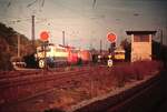 28.09.1990 140 403-7 und BR140 als Schlepp bei der Ausfahrt Vahingen-(Enz)-Nord (Avsign Formsignal Richtung   Sersheim) ,8 Monate vor der Eröffnung der SFS Stuttgart-Mannheim am 31.05.1991,danach Rückbau der Strecke ab Vaihingen-Enz-Nord