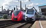 1440 023 und 429 115 stehen in Völklingen und warten auf Abfahrt. Im Hintergrund die Völklinger Hütte.

Völklingen 30.09.2023