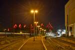 Blick über den Bahnhof Völklingen sowie der Völklinger Hütte in im Hintergrund am Abend des 30.9.2023.