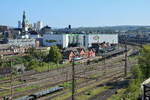 Blick von der Hochofengruppe der Völklinger Hütte auf den Bahnhof Völklingen. Hierbei erkennt man gut das alte Empfangsgebäude in rot. Das neue Empfangsgebäude rechts daneben wurde 1992 eingeweiht.

Völklingen 01.10.2023