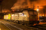 193 890 und 7193 100 stehen am 08.01.2025 in Völklingen. Im Hintergrund ist das Stahlwerk der Saarstahl AG