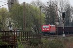 185 216-9 durchfährt den, weit vor über 30 Jahren stillgelegten, Bahnhof Unser-Fritz in Wanne-Eickel.Interessant in dem Bereich sind die verschiedenen  Metallarbeiten . 11.04.2016 