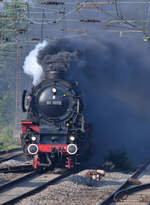 Die Dampflokomotive 01 1075 bei der Einfahrt am Hauptbahnhof Wanne-Eickel.