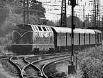 Die Diesellokomotive V 200 033 bei der Durchfahrt am Hauptbahnhof Wanne-Eickel.