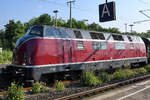 Die Diesellokomotive V 200 033 bei der Durchfahrt am Hauptbahnhof Wanne-Eickel.