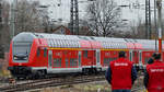 RE2 mit Ziel Düsseldorf bei der Ankunft am Hauptbahnhof Wanne-Eickel.