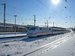 Ein ICE 1 (401 057)  rauscht  durch den Hauptbahnhof Wanne-Eickel.