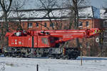 Der Kirov 120-Tonnen-Kranwagen KRC 1200  Multitasker  der DB Netz Notfalltechnik bewegt sich wieder in Richtung des schützenden Daches. Das Bild entstand im Februar 2021 von einem der Bahnsteige des Hauptbahnhofes in Wanne-Eickel.