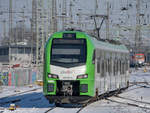 Der Elektrotriebzug 3427 001 ist als S2 nach Essen Hbf unterwegs und hier bei der Einfahrt am Hauptbahnhof Wanne-Eickel zu sehen.