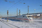 Ein ICE 1 (401 057)  rauscht  durch den Hauptbahnhof Wanne-Eickel.