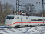 Ein ICE1 (401 079) im Februar 2021 nach der Durchfahrt am Hauptbahnhof Wanne-Eickel.