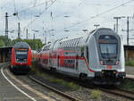 RE-Steuerwagen und IC-Steuerwagen nebeneinander, so gesehen Anfang August 2021 in Wanne-Eickel.